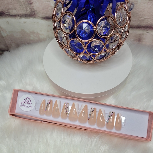 Press-on-nails - Picture 1 of 3